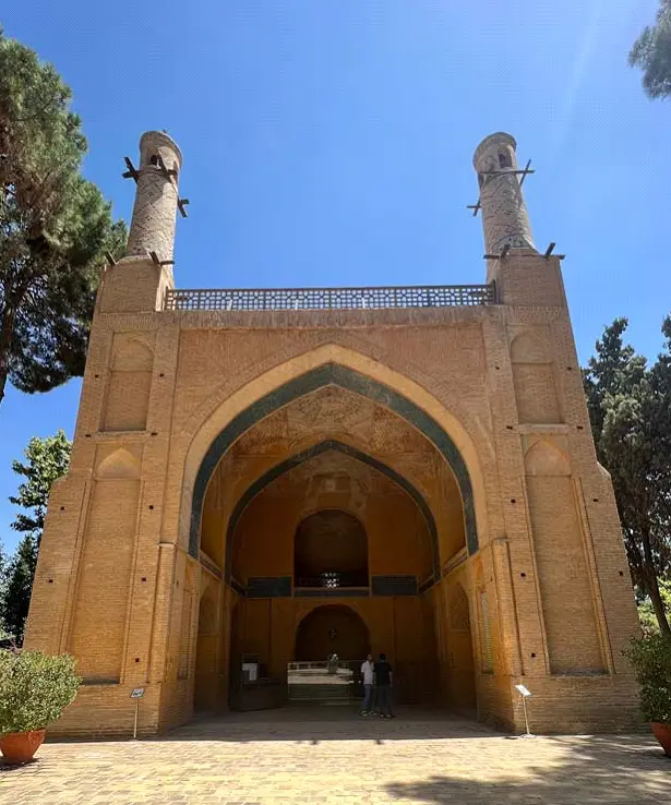 بنای تاریخی منارجنبان اصفهان و راز و رمزش