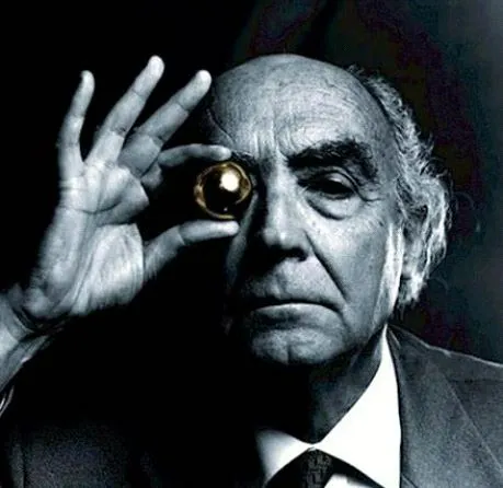 من در قصه هایم آدم بهتری هستم.