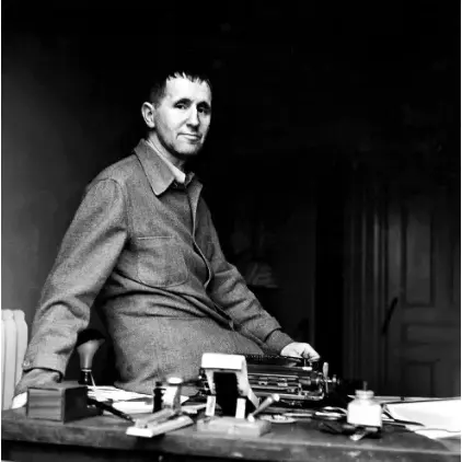 برتولت برشت و تئاتر روایتی