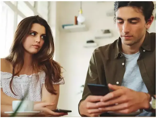 نحوه استفاده از تلفن هوشمند بر طرف مقابل شما تأثیر می گذارد