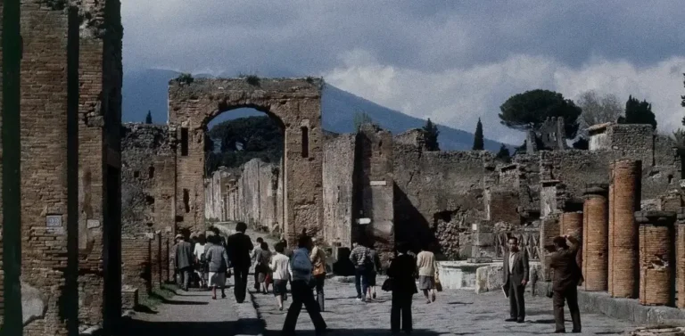 بازگشت آواره گان شهر پمپئی به خرابه های شهر در جستجوی گنج